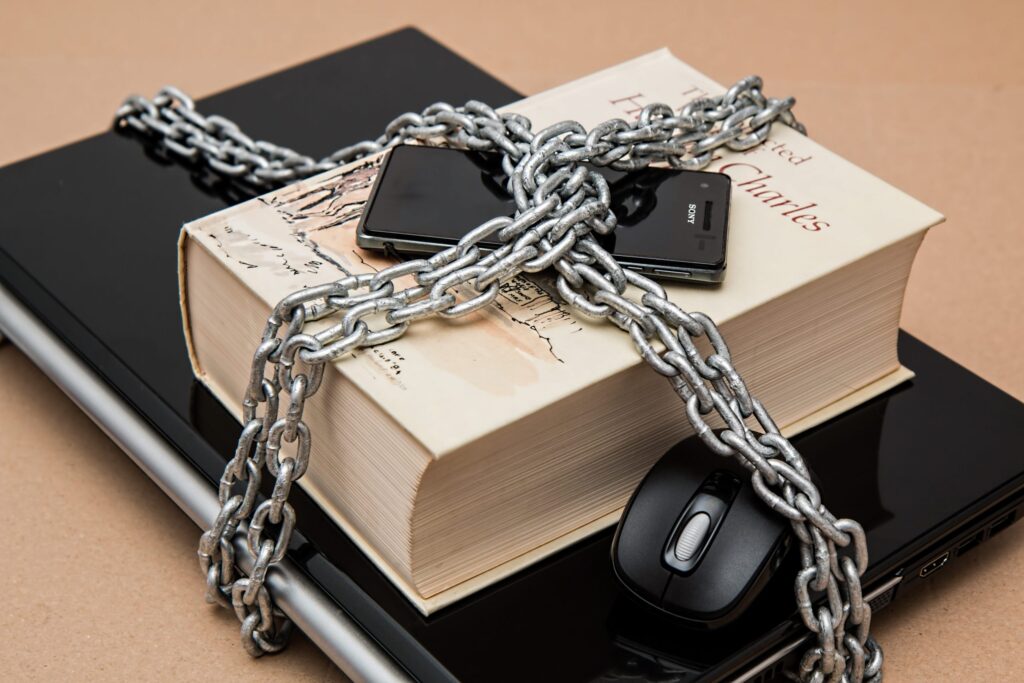 book-chain-computer-39584-scaled