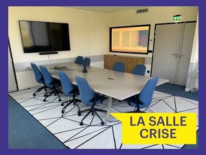 salle crise aperçu de la salle de gestion de crise du Campus : vue sur la table et l'installation TV