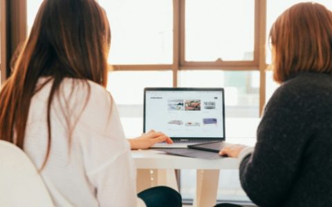 Créer un site web soi-même ou le faire faire par un pro ?