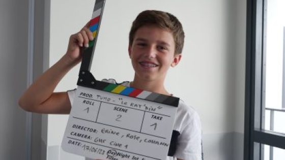 Un enfant avec un clap de cinéma : Tumo propose un atelier Cinema